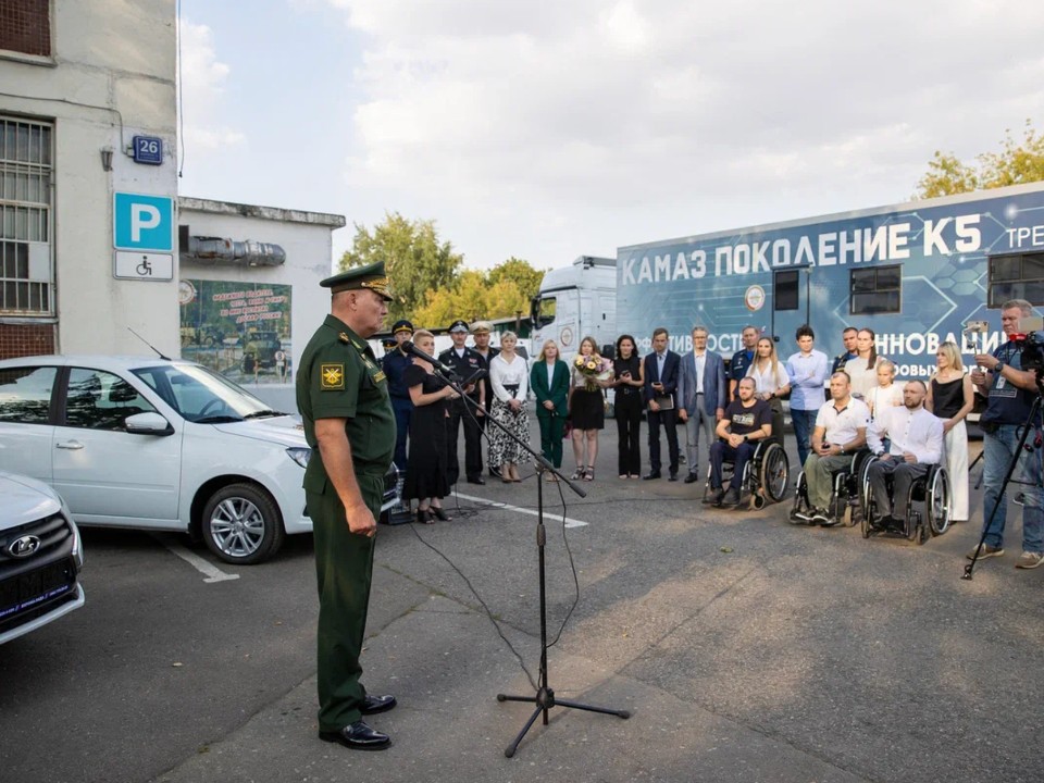 Три ветерана СВО из Подмосковья получили автомобили с ручным управлением