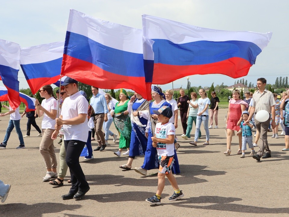 Двухчасовую праздничную программу готовят в городском парке ко Дню флага России