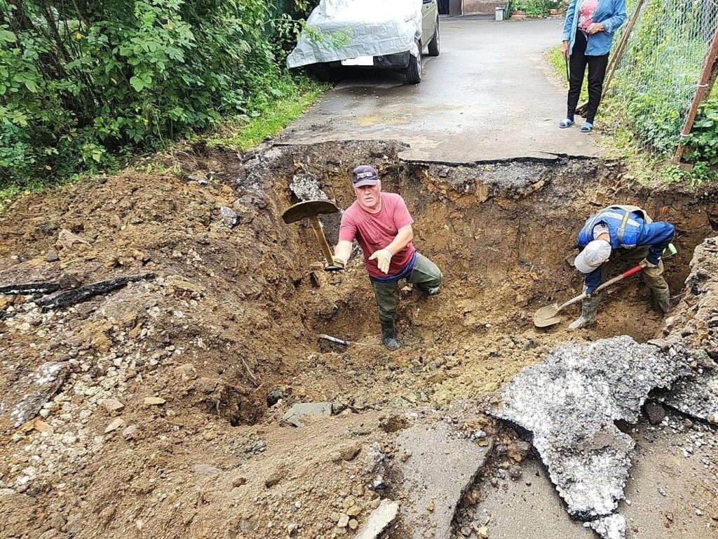 Специалисты устранили утечку на сетях водоснабжения на улице Ялагина