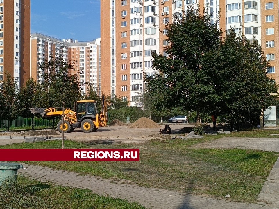 Качели, скалодром и тренажеры поставят во дворе на Лобненском бульваре