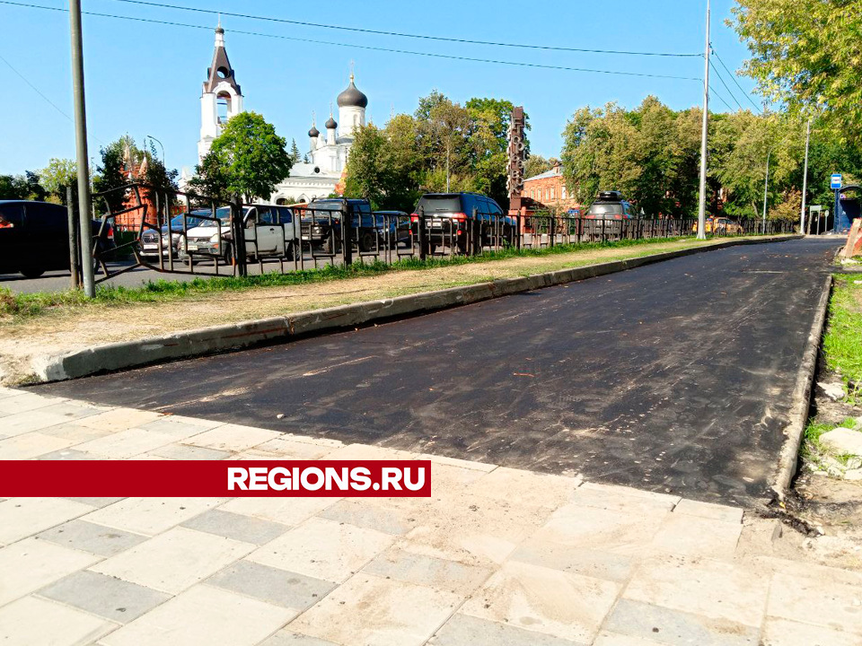 Новый асфальт уложили на тротуаре рядом с егорьевским центром «Пегас»