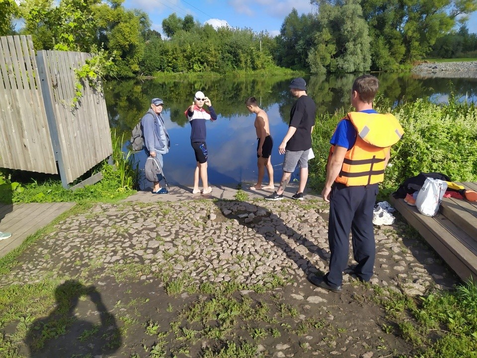 Серебрянопрудцы спасаются от жары у воды под присмотром спасателей