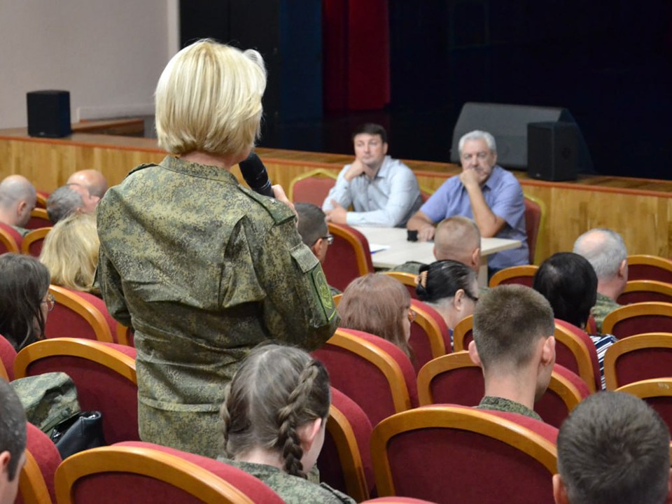 Военные обсудили с краснознаменскими властями строительство травмпункта и ледового дворца