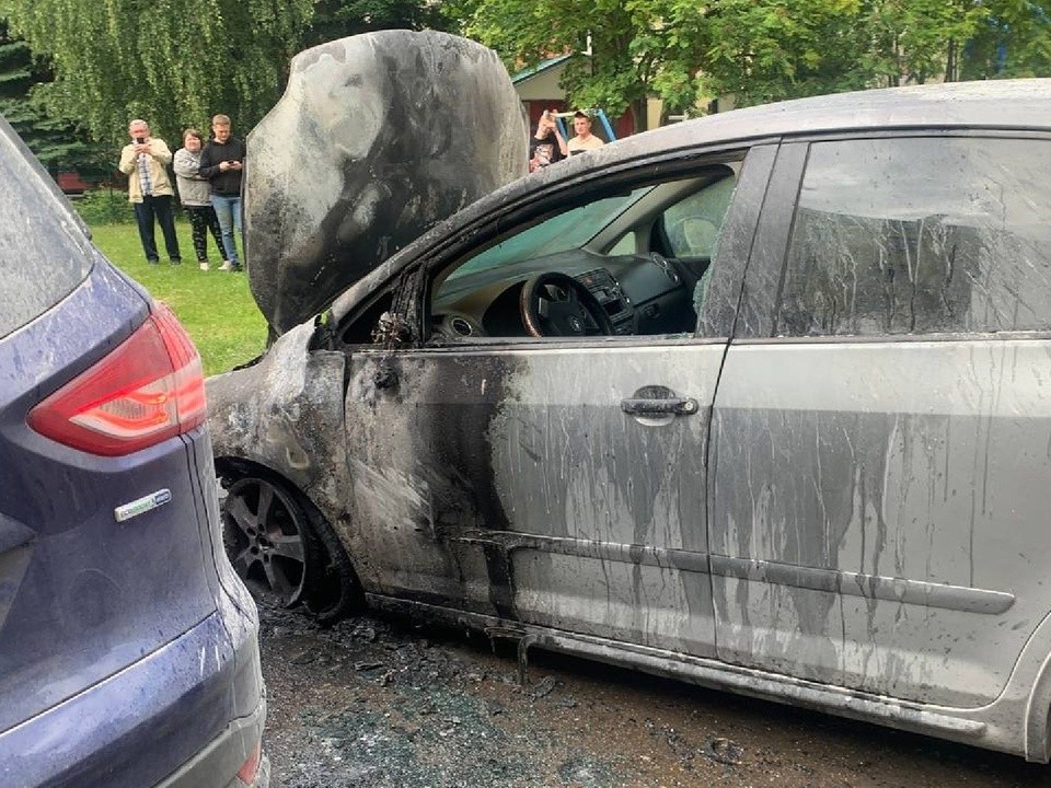 Житель Москвы сначала повредил, а потом сжег служебный автомобиль подольчанина