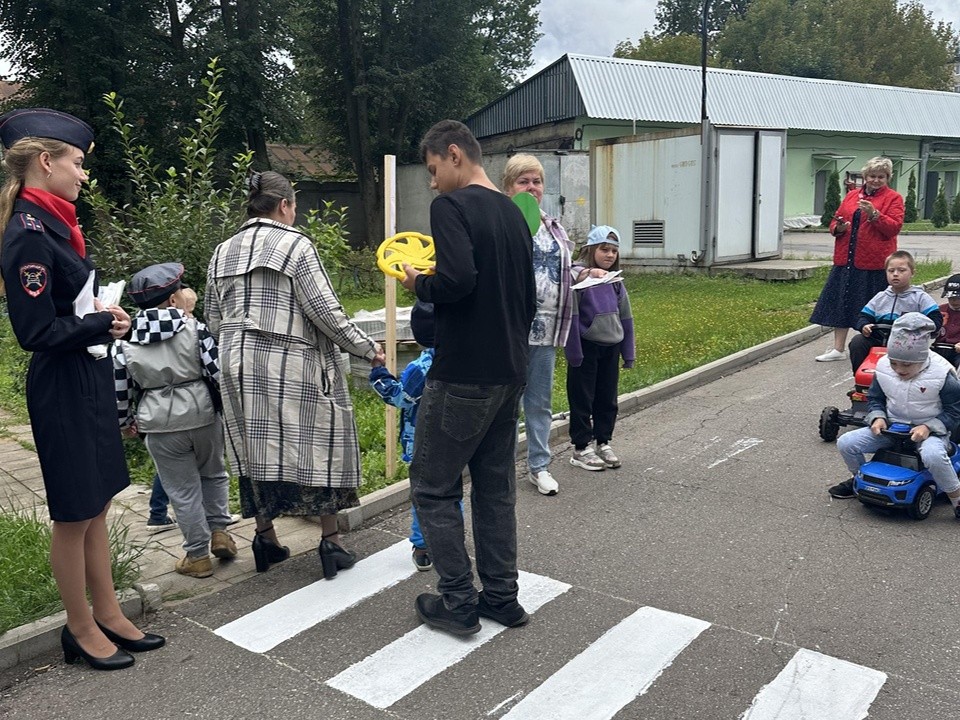 Воспитанники Семейного центра в Лобне научились безопасному поведению на дороге