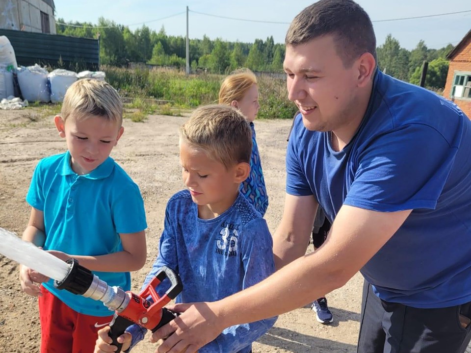 Тушить огонь из пожарных рукавов научили юных лотошинцев в депо Мособлпожспаса