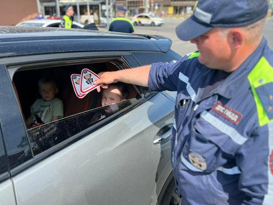 Балашихинским водителям напомнили правила перевозки детей