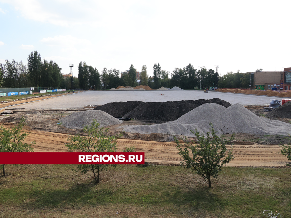 На зеленой траве нового стадиона в Дзержинском можно будет тренироваться круглый год