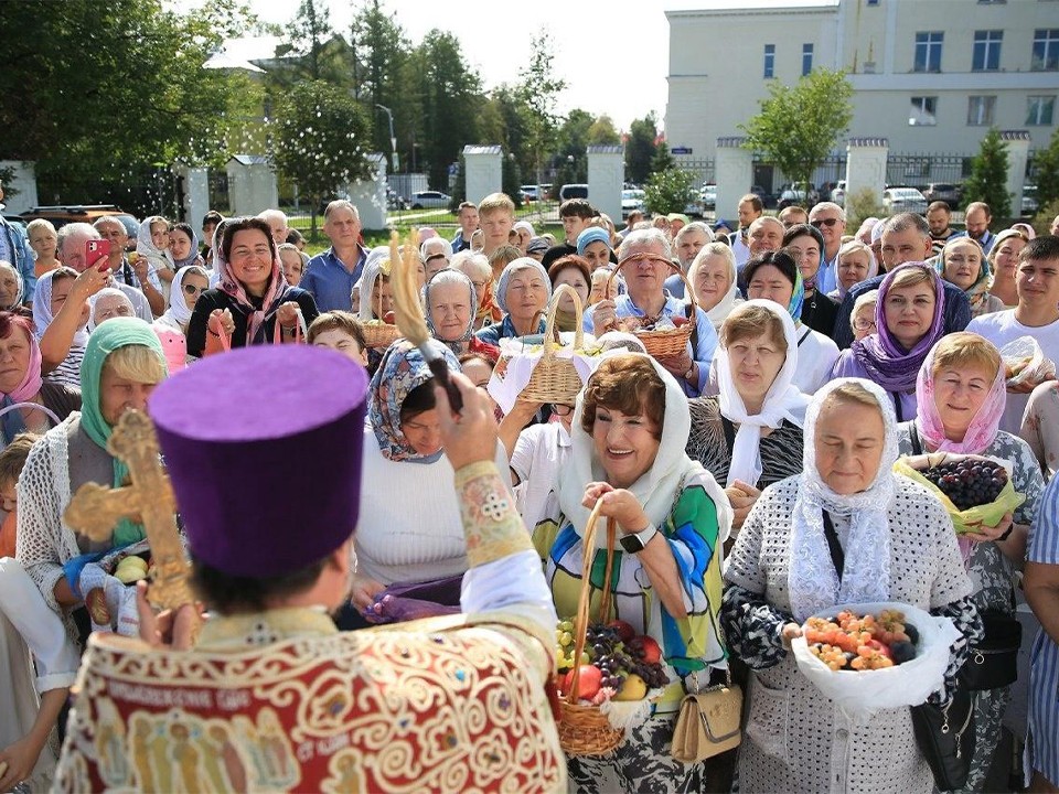 Крестный ход и освящение яблок: Долгопрудный отметил Преображение Господне