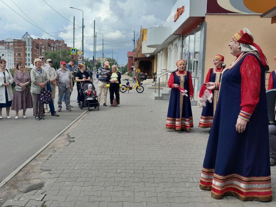 Артисты домов культуры Лобни выступают прямо на улицах города