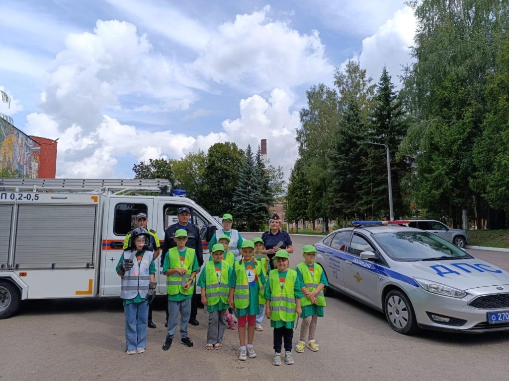 Воспитанникам летнего лагеря напомнили о безопасности на автодорогах