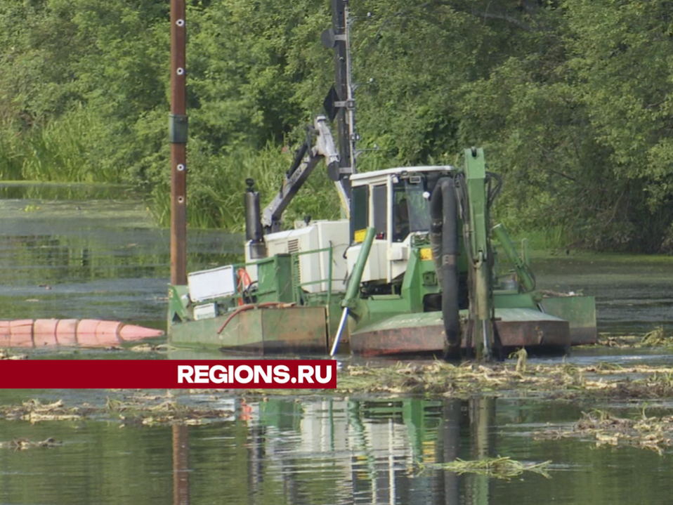 Русло реки Сестры в Клину расчищают гигантским водным «пылесосом»