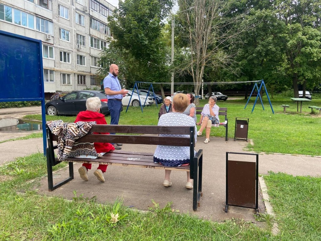 В Комсомольском переулке установят новые скамейки