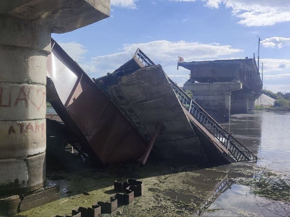 В поселке под Курском от ракетных ударов обрушился мост через реку Сейм