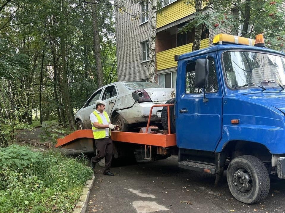 Из семи дворов Лобни увезут брошенные автомобили