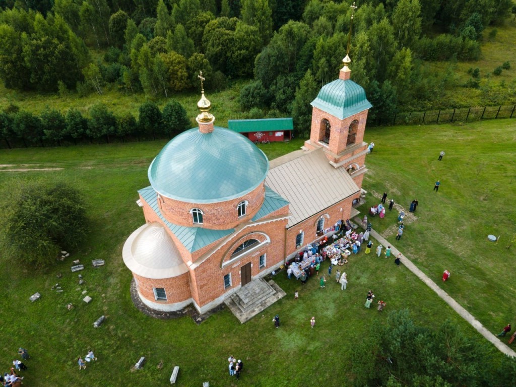 В честь празднования престольного праздника в Енине прошли народные гулянья