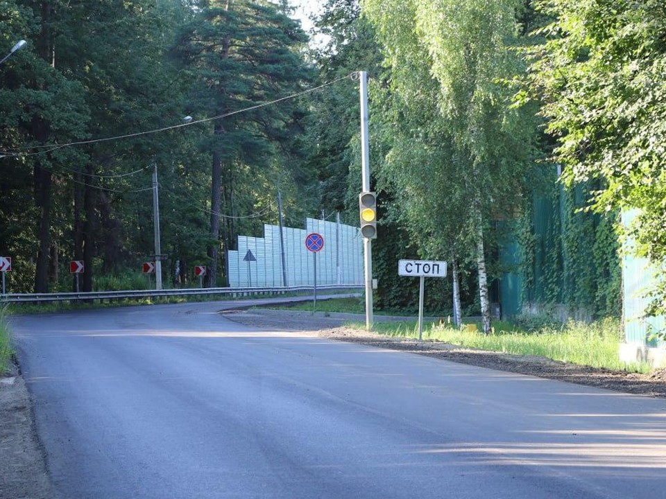 Дорожники Подмосковья обновили ограждения на девяти дорогах