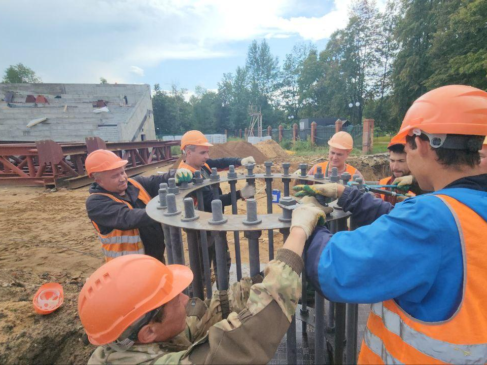 Для возведения трибун на стадионе «Торпедо» строители используют 600 тонн метала