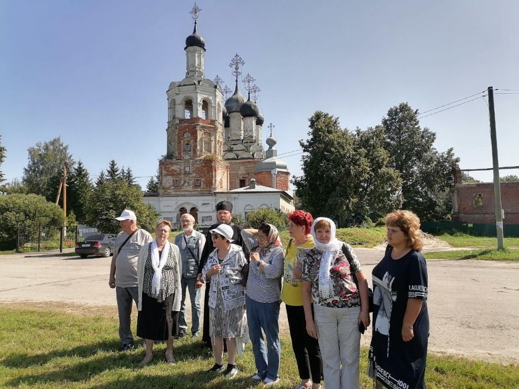 Долголеты Шатуры посетили с экскурсией достопримечательности села Дединово