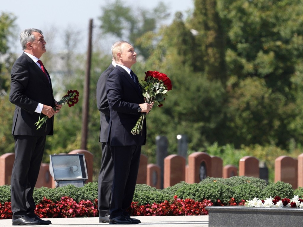 Владимир Путин возложил цветы к мемориалу в память о жертвах теракта в Беслане