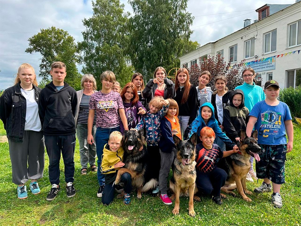 В семейном центре «Шатурский» дети встретились с полицейскими-кинологами