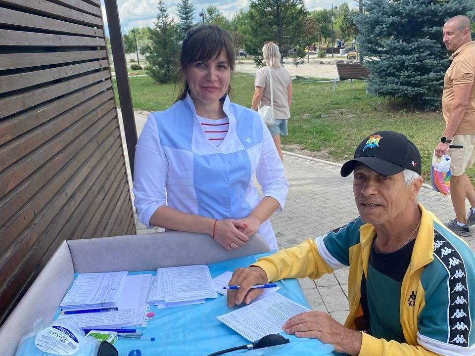 Тринадцать человек в Орехово-Зуеве проверили показатели своего здоровья в парке