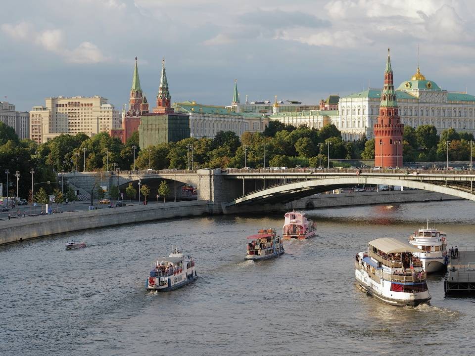 SHOT: из Москвы-реки достали мужчину, который упал в воду и начал тонуть