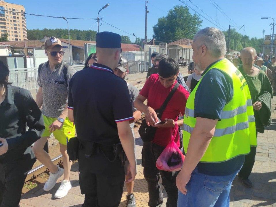 Сотни листовок с правилами безопасности на железной дороге раздали волонтеры в Клину