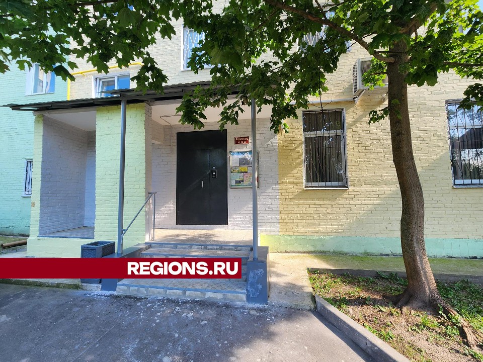 Качество ремонта в подъездах Серпухова проверили депутаты Мособлдумы