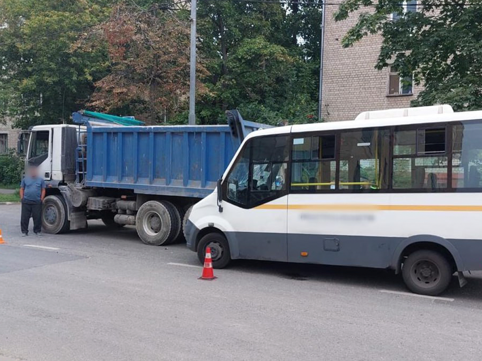 Пассажирка микроавтобуса погибла в ДТП с участием грузовика в Королеве