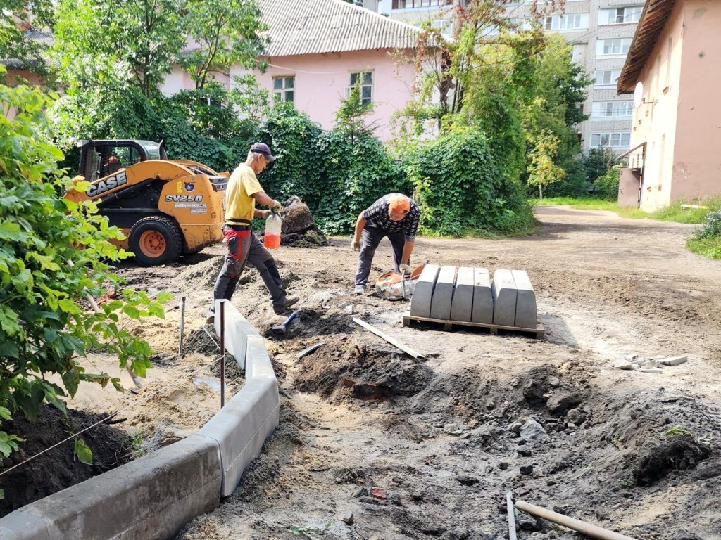 На улице Чернышевского рабочие комплексно благоустраивают двор