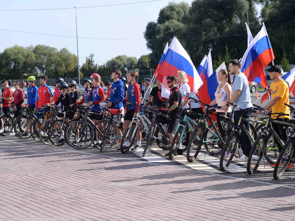 Велопробегом отпраздновали коломенские спортсмены День государственного флага