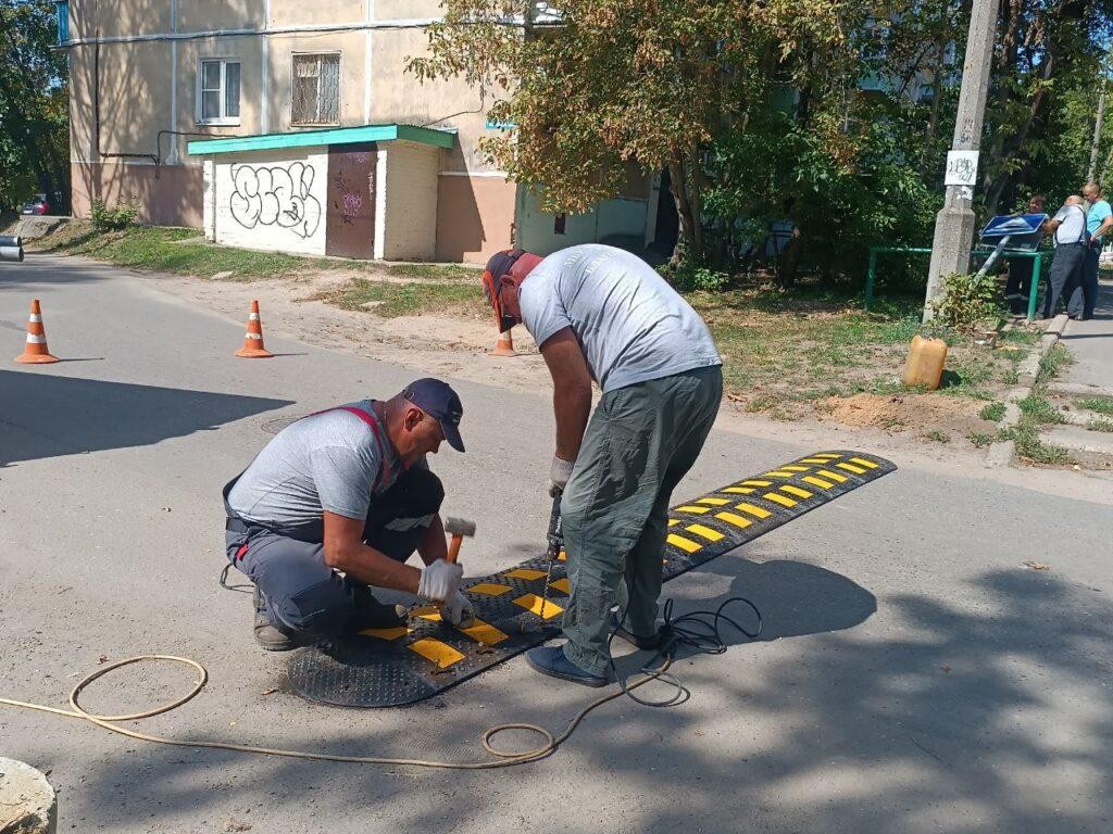 Новый «лежачий полицейский» установили в 1-м микрорайоне Егорьевска