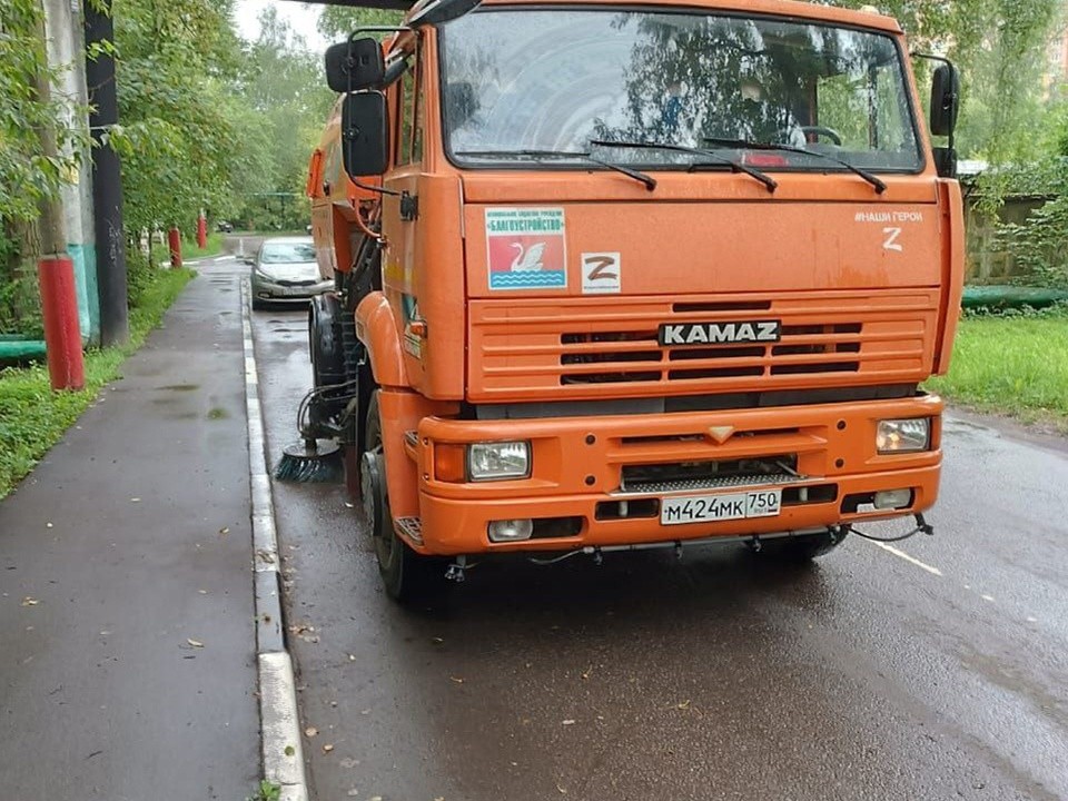 На Московском шоссе в Долгопрудном дорожники проводят уборку