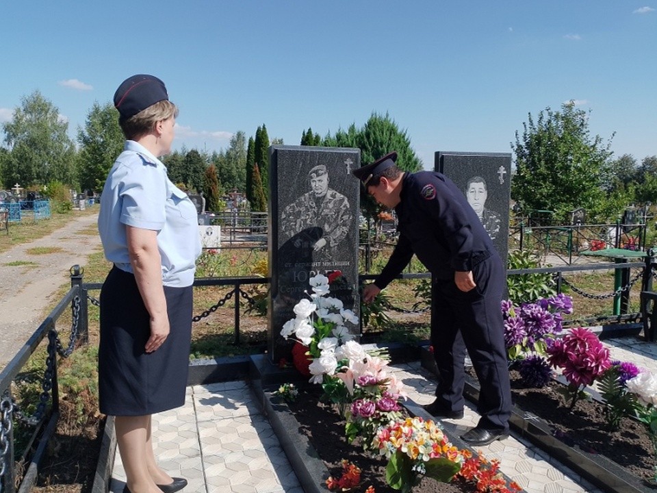 Полицейские Серебряных Прудов почтили память погибшего в Чечне коллеги