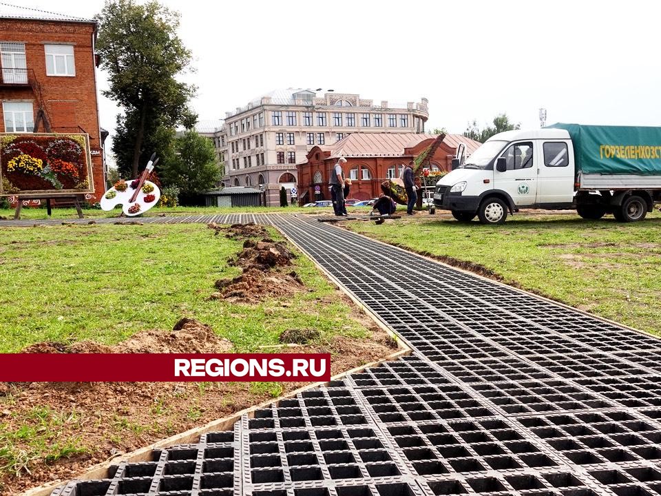 В центре Сергиева Посада благоустроили тропинки к цветочному мольберту и палитре