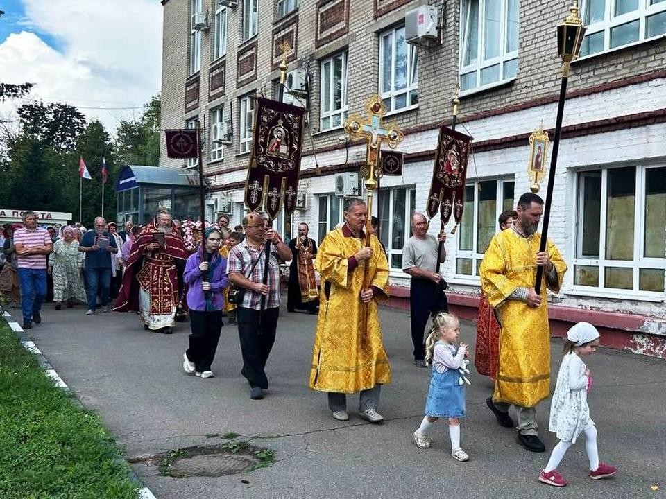 Прихожане Храма Пантелеимона Целителя обошли крестным ходом территорию Мытищинской больницы