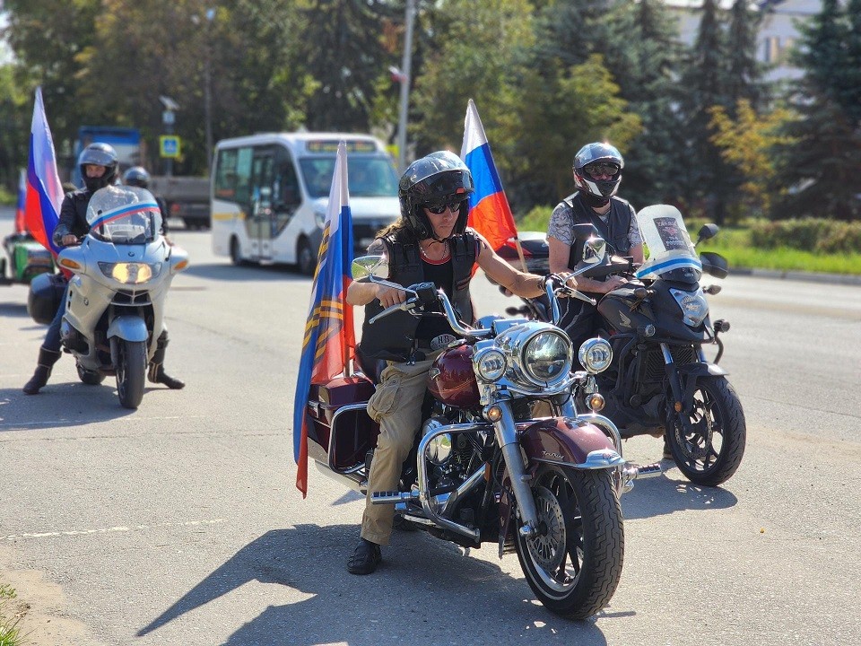 В Воскресенске отметили День флага автопробегом