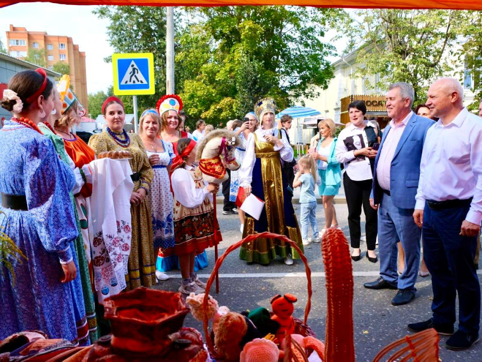 Конкурс пирогов, вернисаж и концерт: день города с размахом отметили в Шаховской