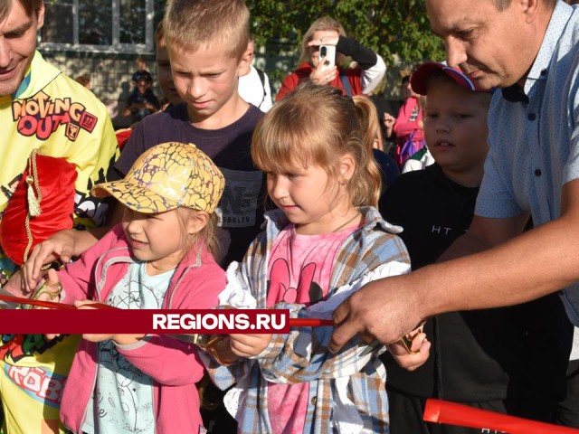 В деревне Ушаково открыли обновленную детскую площадку