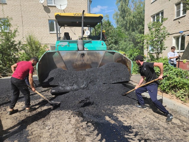 Во дворах Микрорайона укладывают асфальт