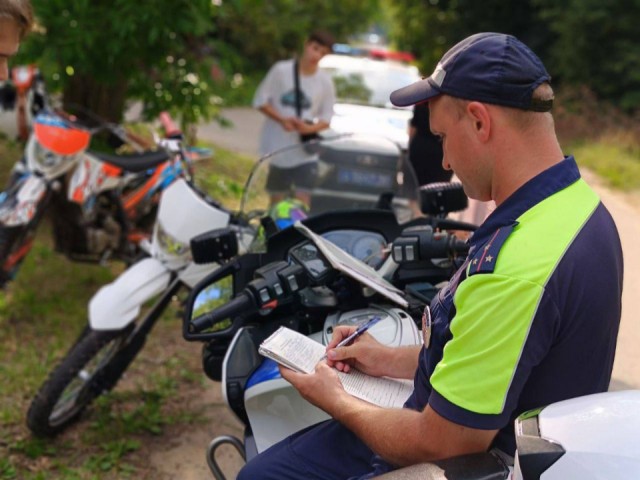 Два мотоциклиста пострадали в результате ночной аварии на въезде в Лосинки