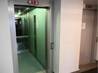 Ребенок-инвалид оказался в «ловушке» из-за неисправного лифта в Новой Москве