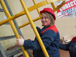 Из бухгалтера в крановщики: как молодая девушка освоила управление 100-тонником на Коломенском заводе