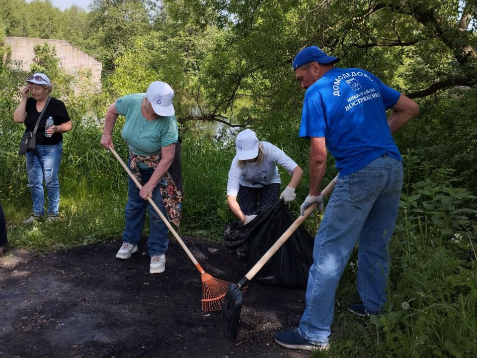 Волонтеры привели в порядок двор ветерана