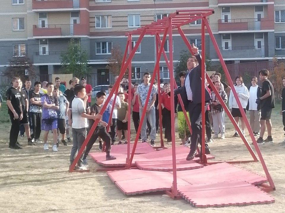 В школе №2 поселка Свердловский состоялось соревнование по преодолению полосы препятствий