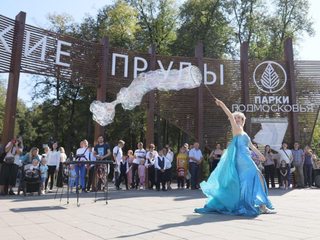 Первоклассники Сергиева Посада отпраздновали День знаний с героями мультфильмов