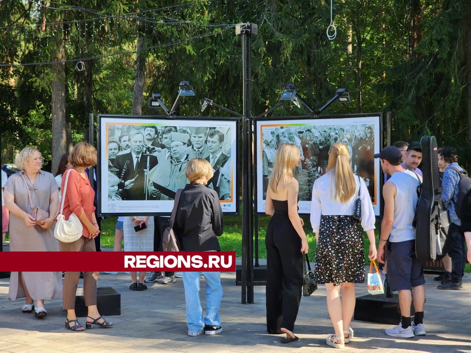 Многолетнюю историю Университета «Дубна» показали на фотовыставке рядом с ДК «Мир»