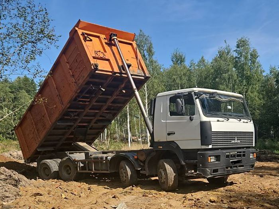 В Ленинском округе оштрафовали двух водителей самосвалов за сброс отходов возле деревень