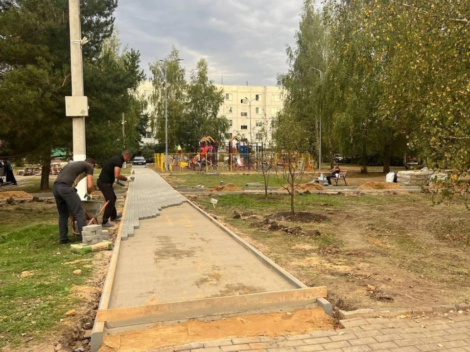 В сквере «Солнышко» поселка Колюбакино выкладывают плитку на новой дорожке